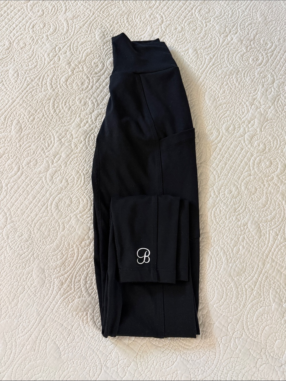 Bombshell Sportswear V-Back Leggings side pockets - Picture 7 of 7